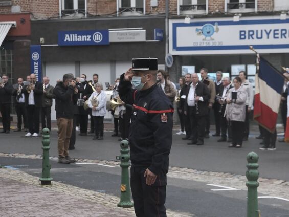 Cérémonie devant la stèle Léon Pasqual