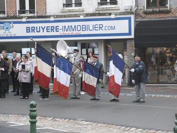 Cérémonie devant la stèle Léon Pasqual