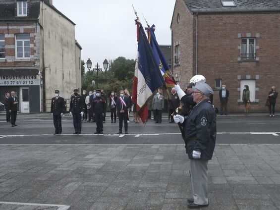 Cérémonie devant le Monument aux morts
