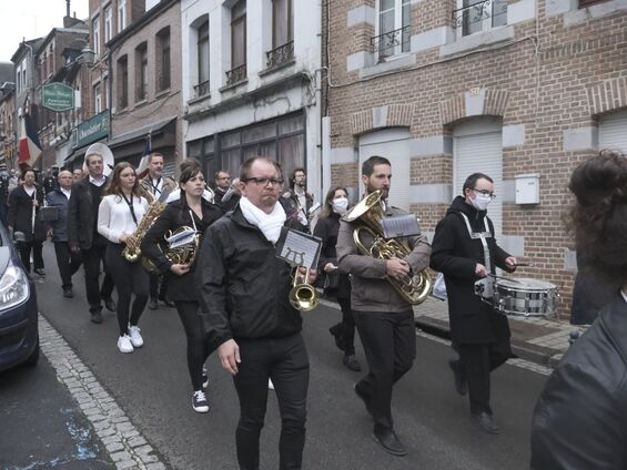 L'orchestre défile dans les rues de la ville