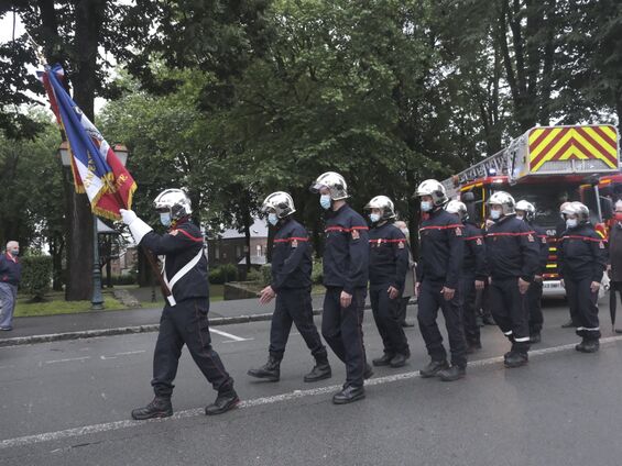 Sapeurs-pompiers de la ville qui défilent