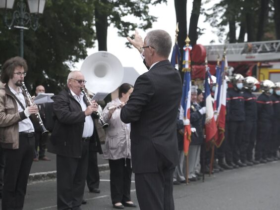 La cérémonie commence en musique