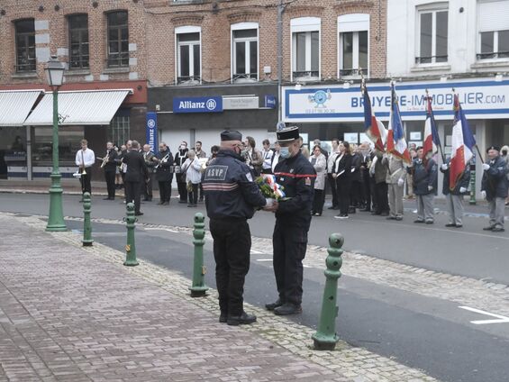 Cérémonie devant la stèle Léon Pasqual