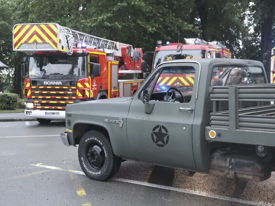 Véhicules militaires et camions de pompiers