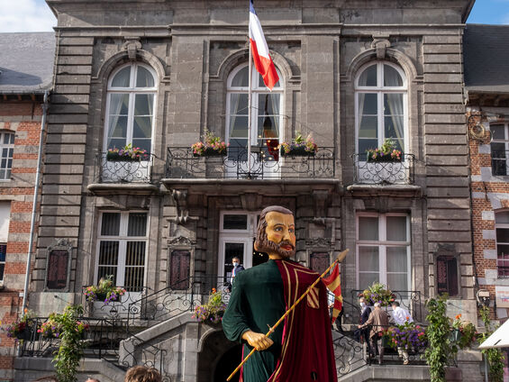 Wédric devant la mairie d'Avesnes-sur-Helpe