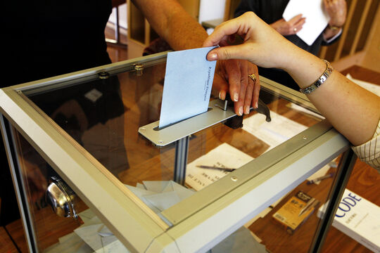Insertion du bulletin dans l'urne