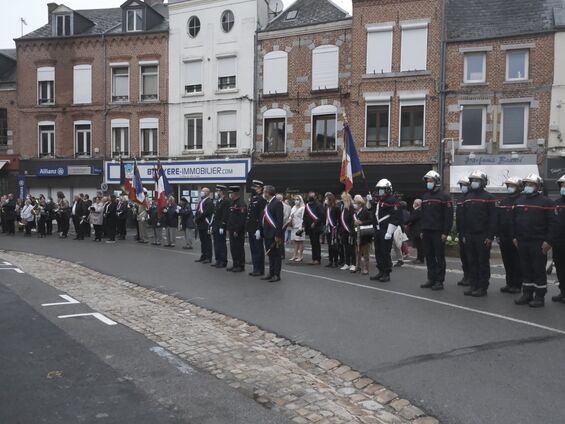 Cérémonie devant la stèle Léon Pasqual
