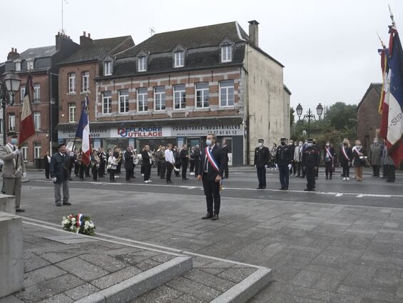 Cérémonie devant le Monument aux morts