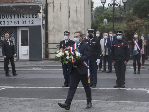 Cérémonie devant le Monument aux morts