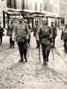 Hindenburg et le Kaiser en promenade dans les rues d'Avesnes