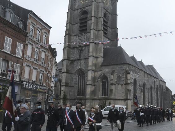 Cortège dans les rues d'Avesnes-sur-Helpe